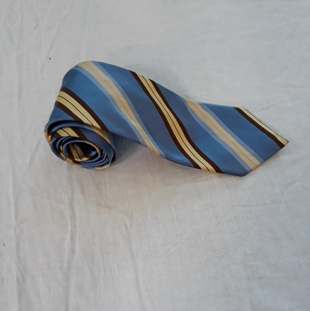 Ermenegildo Zegna Men’s Blue Diagonal Striped necktie Tie.